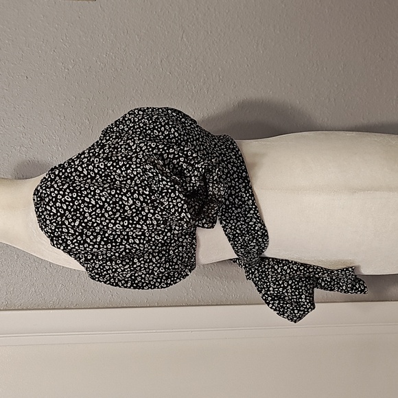 2 Bella Black and White Floral Crop Top - Picture 2 of 7